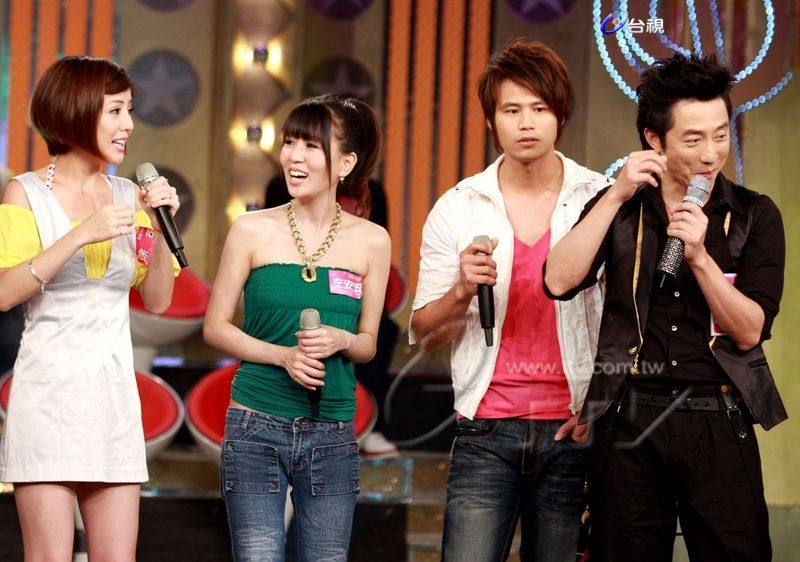 「钻石夜总会」小钟为求幸福指数100分 翻白肚大跳肚皮舞