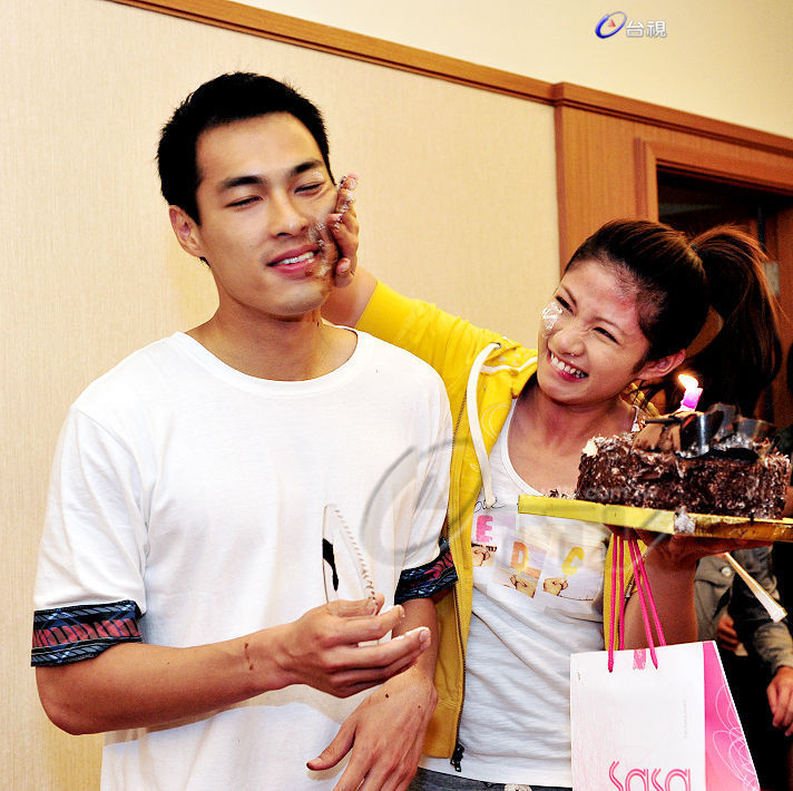 《前男友》杨佑宁与前女友过生日 趁势强吻李千娜